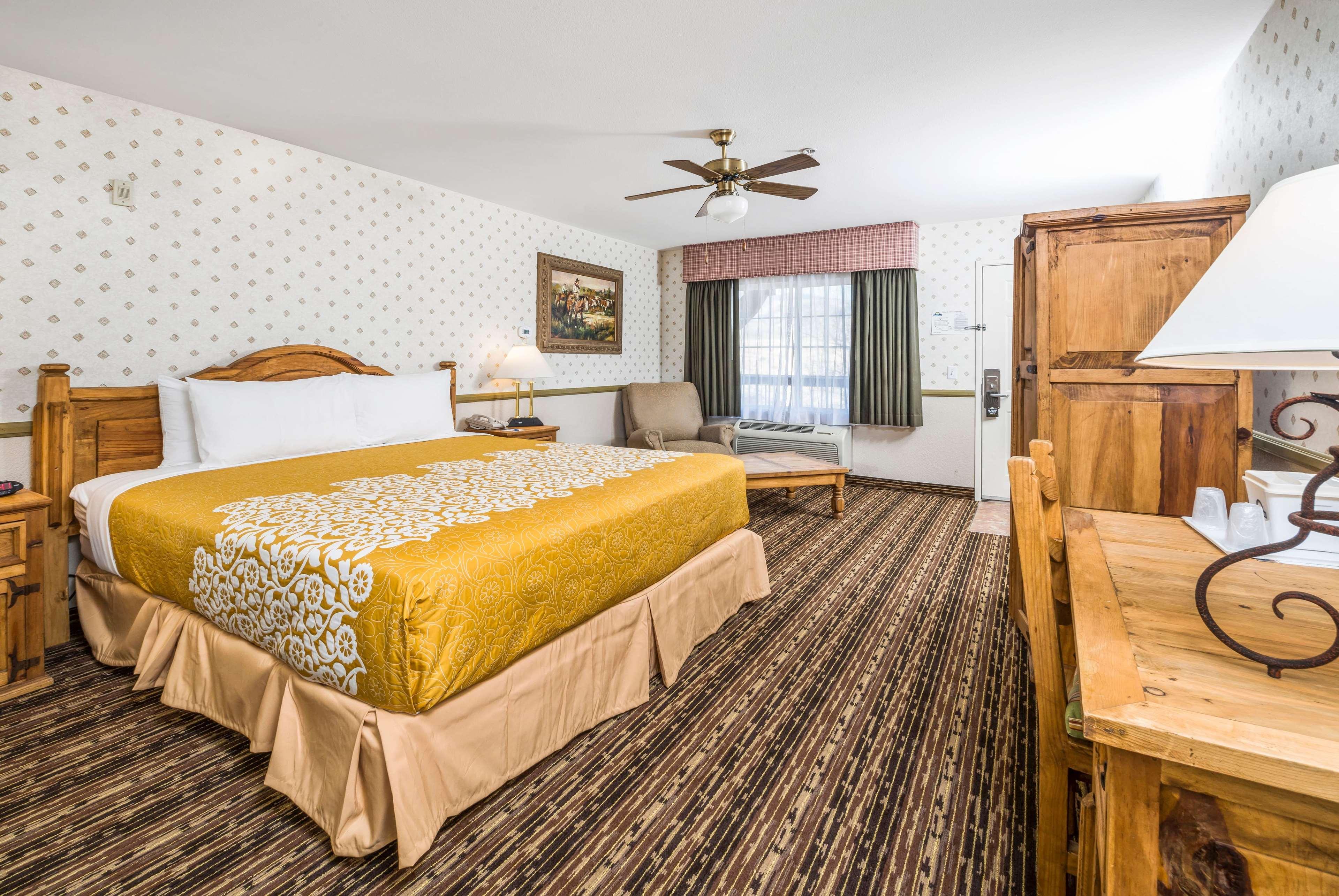 Days Inn By Wyndham Lebec Grapevine Exteriör bild