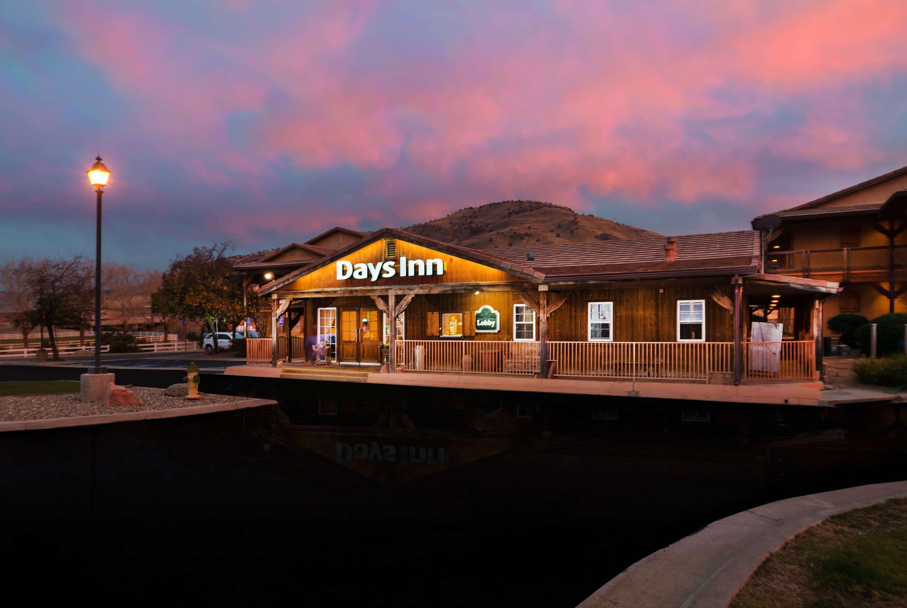 Days Inn By Wyndham Lebec Grapevine Exteriör bild