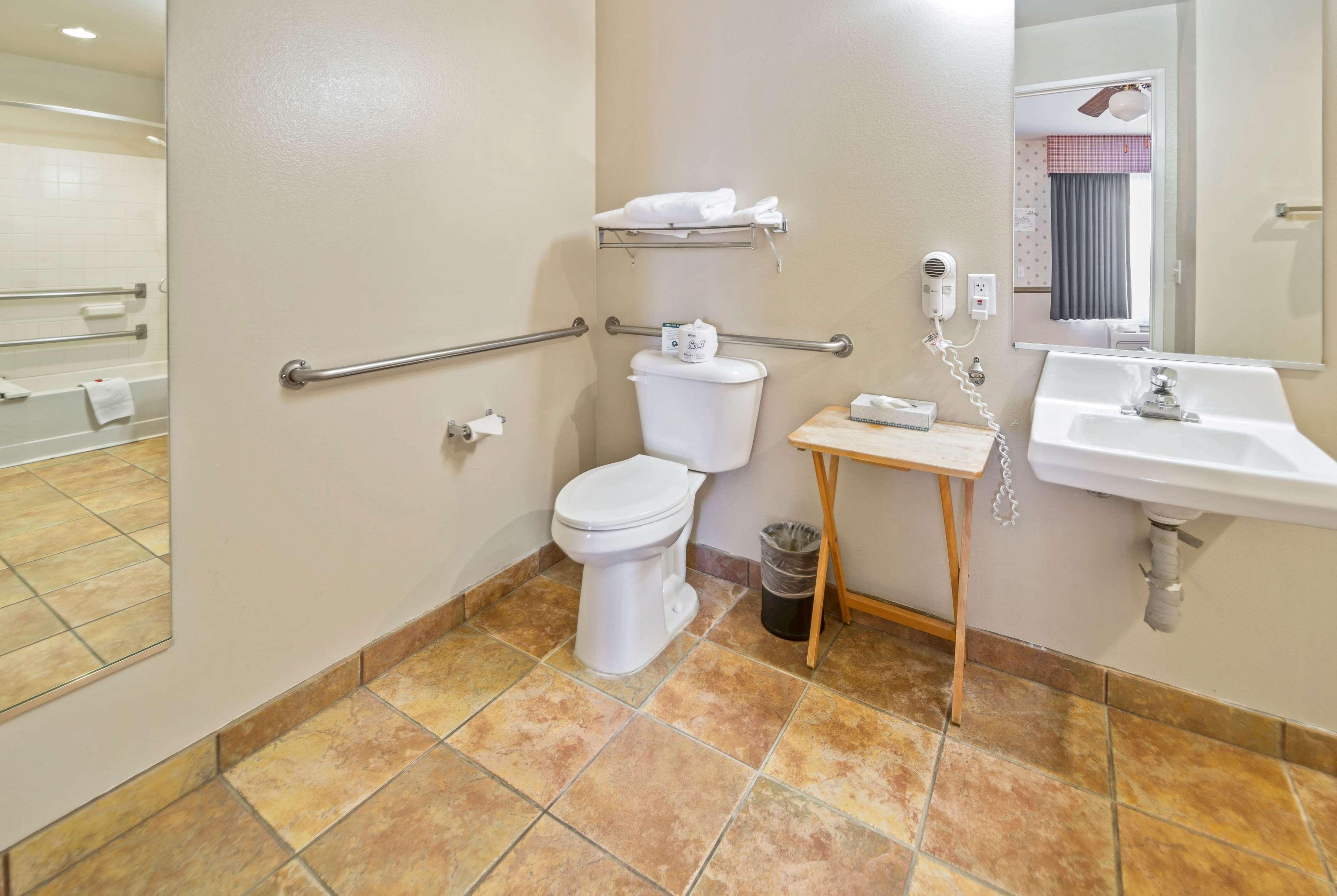Days Inn By Wyndham Lebec Grapevine Exteriör bild