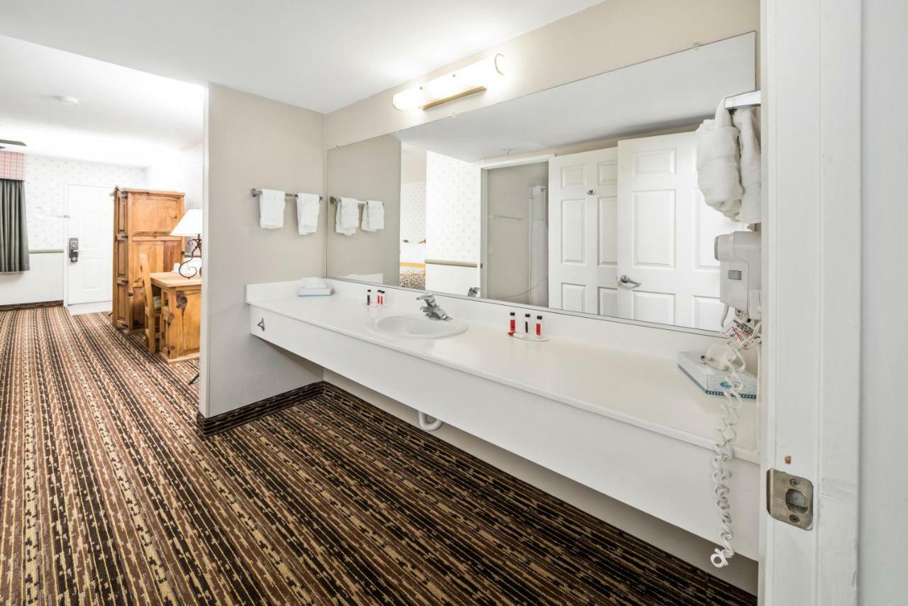 Days Inn By Wyndham Lebec Grapevine Rum bild