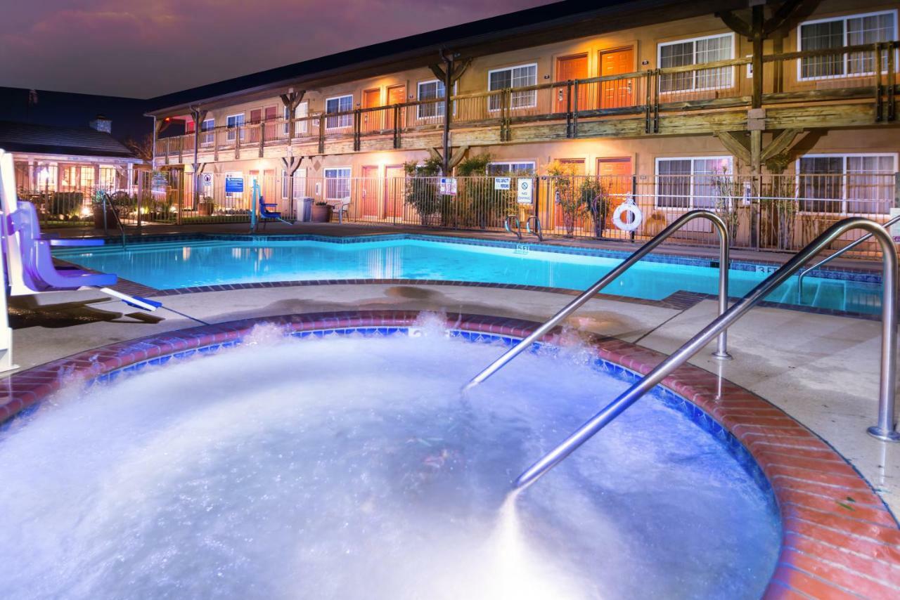 Days Inn By Wyndham Lebec Grapevine Exteriör bild